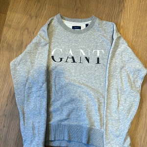 Gant sweatshirt  - Grå gant sweatshirt några år gammal men i bra skick. Storlek S och är lite stor i modellen. 