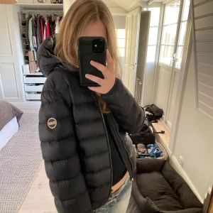 Colmar jacka - Super cool Colmar jacka som jag säljer för att den tyvärr inte kommer till användning längre💗 Finns en liten reva men syns inte, kan skicka bild! Perfekt jacka till hösten och vintern! Har äkthetsbevis🩷 Köptes för runt 5000 kr. Bud på 1650❤️