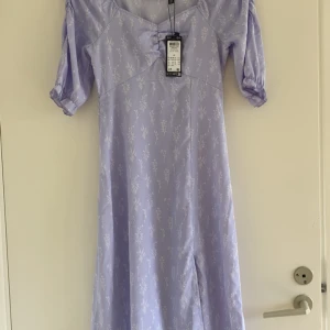  Lila klänning  - Fin sommarklänning. Aldrig använd, alla lappar kvar. 