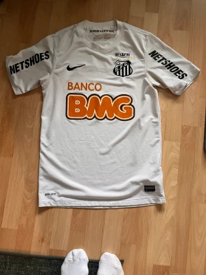 Äkta Santos tröja  - En del slitage på tröjan, skicka PM för fler bilder. Men fortfarande i gott skick. Hör av er vid frågor :)