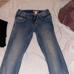 Lågmidjade jeans  - Säljer mina fina Lågmidjade jeans då dom inte faller mig i smaken längre.  
