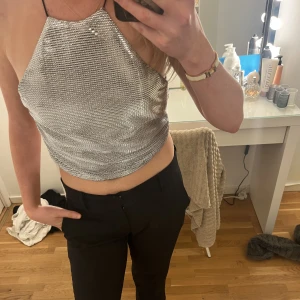Topp - Jätte cool silvrig topp med öppen rygg från zara som tyvärr inte kommit till användning 