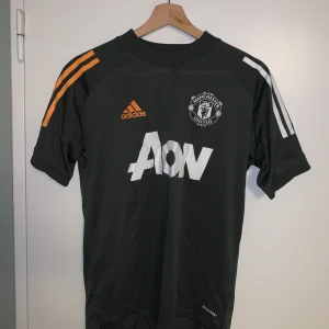 Manchester United tröja  - Säljer Manchester United uppvärmnings tröja. Det är storlek 164 på tröjan. Vid eventuella frågor är det bara att hojta till! 