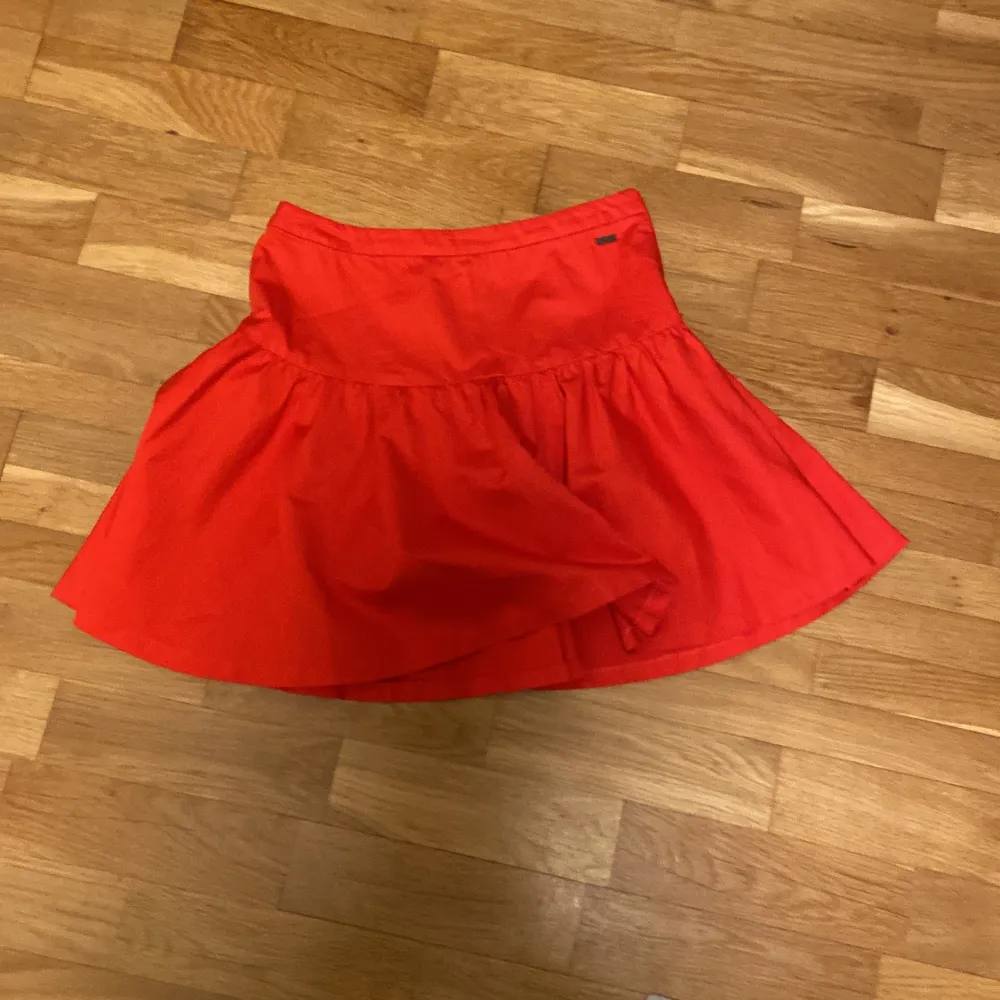 En super snygg designer kjol från Armani exchange på websidan så går den för 1200! Men jag säljer den för 750!. Kjolar.