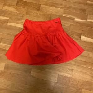 Armani exchange mini skirt - En super snygg designer kjol från Armani exchange på websidan så går den för 1200! Men jag säljer den för 750!