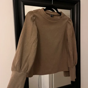 Stickad tröja - Brun stickad tröja/tjocktröja från vero Moda i storlek s. (Pris kan diskuteras!)
