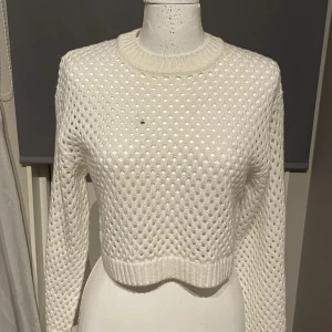 Vit tröja  - Aldrig använd och croppad. Passar större än XS.