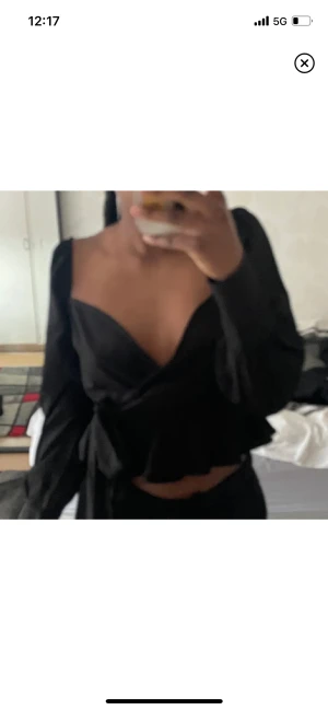 Blus - Svart blus, obetydligt använd. Lånad bild!