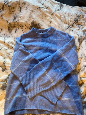 Stickad tröja - En väldigt fin stickad tröja som är ganska poppis 