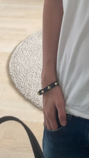 Valentino armband  - Snyggt Valentino armband som säljs för att det inte kommer till anledning. En av taggarna har spruckit i hälften och har därmed limmats ihop men inget man tydligt märker (skriv privat för bild). Hör av dig för frågor//Fabian