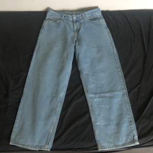 Jag säljer nu mina sweet sktbs jeans. För de inte används. Skick 10/10. Pris kan absolut diskuteras👍nypris 700. Kolla gärna in mina andra annonser:)