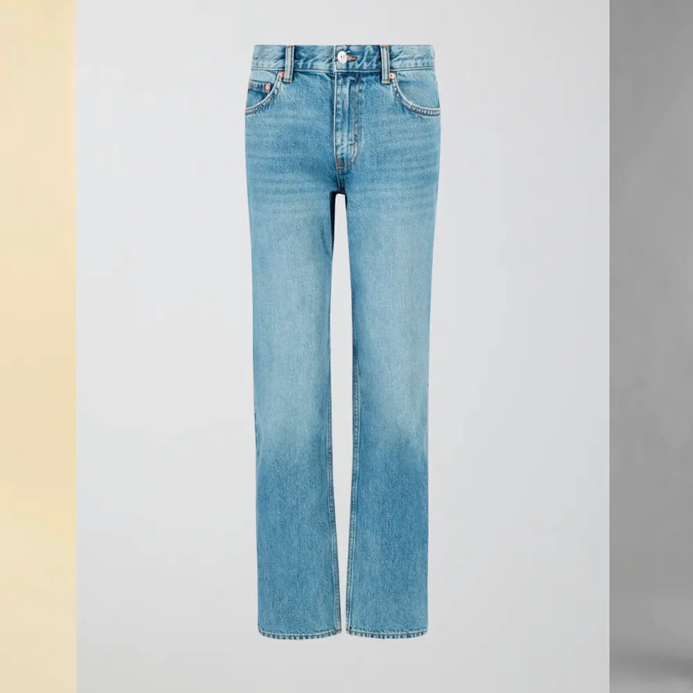 Snygga sparsamt använda Gina jeans i en fin mellan mörk jeans färg, nypris 500 mitt pris 250. Farkut & Housut.