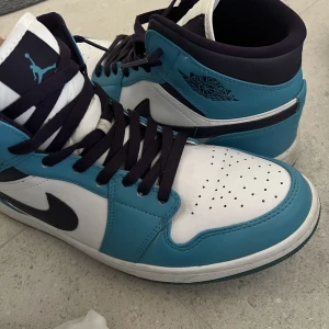Jordan 1 Mid Hornets  - Sko med design från NBA laget Hornets. Bra skik! Storlek - 44.