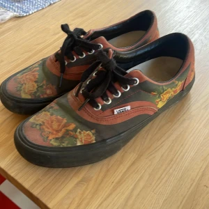 Vans X Supreme X Jean Paul gaultier - Vans collab med supreme och jean paul gaultier  väldigt använda och behövs fixas och tvättas innan användning  stockx pris för oanvända st. 42 är 5000+ kr