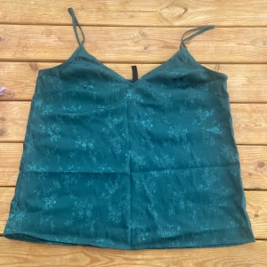 Linne - Grönt linne från H&M Den ser lite grönare ut i verkligheten än vad den gör på bild