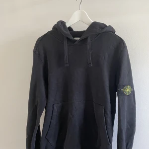 Stone Island Hoddie  - Fin tröja i bra skick! Säljs då den inte används längre. Den är normal i storleken🤍 Tröjan är såklart äkta och det kan man checka igenom att skanna streckkoden (bild 3) med kameran eller skriva in koden på lappen på hemsidan WWW.CERTILOGO.COM 😁