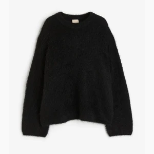 Oversized tröja i mohairmix från HM - Denna är töja är helt oanvänd med lappar kvar, slutsåld på HM’s hemsidan. Stl.S💓