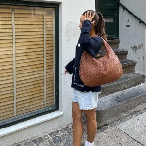 Väska - Säljer en handväska i camel/cognac färg. Jättefin nu till hösten! Liknar den som säljs på designbysi🧡