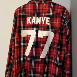 LES (ART)ISTS Flanell skjorta (L) - Kanye 77 Flanell skjorta röd  Märke: LES (ART)ISTS Storlek: L | Large Skick: Hel och ren Nypris: 1000:-  Kan även mötas upp i Stockholmsområdet.  