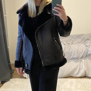 Pu Jacka Na-kd  - Säljer denna super snygga jacka från NA-KD då den inte kändes som min stil, lapp finns kvar. Endast testad💓