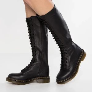 Dr.Martens - Skit coola äkta Dr.Martens kängor, helt nya endast använt fåtal gånger💗 Nypris 2595kr 