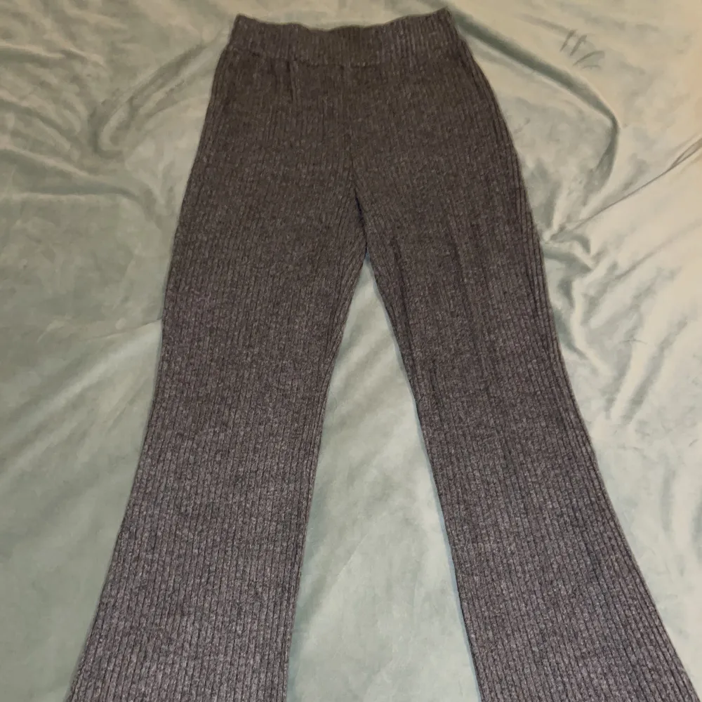 Ribbade mjukisbyxor ifrån Gina tricot i storlek S. Byxorna är gråa och har raka ben. I jätte fint skick :). Jeans & Byxor.