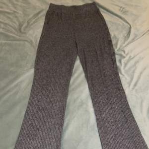 Ribbade mjukisbyxor ifrån Gina tricot i storlek S. Byxorna är gråa och har raka ben. I jätte fint skick :)
