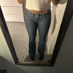 Low waist flare jeans - Supersnygga low waist flare jeans från Dream jeans by Mac😋 (Obs hål mellan benen, men det går enkelt att laga)