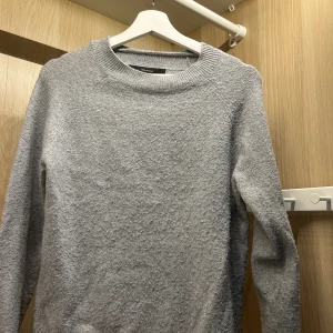 Stickad  - Grå stickad tröja⭐️ köparen står för frakt!