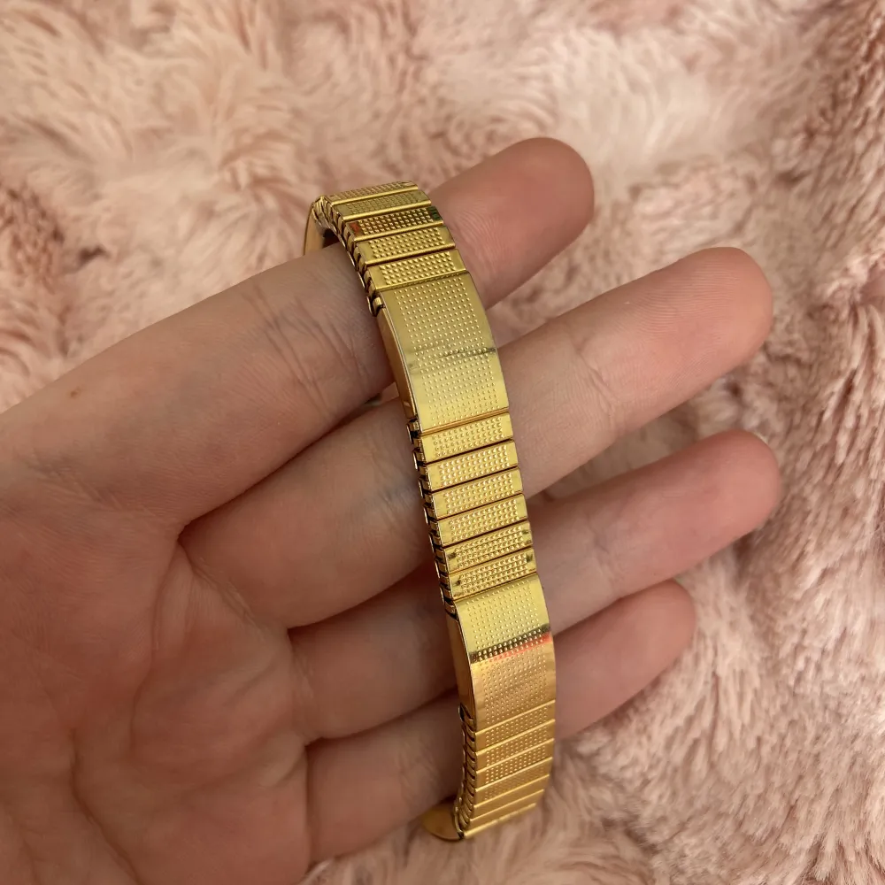 Coolt gulligt armband (ej äkta guld) ❤️‍🔥Köpt secondhand o är väldigt vintage! Elastiskt så man trär det över handen. Superfint skick! . Accessoarer.