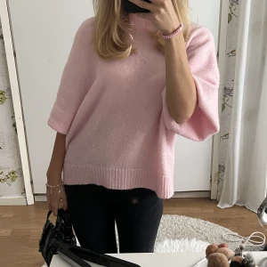 Rosa stickad tröja - Från Weekday. Den är egentligen långärmad men har bara vikt upp den på bilden, så det är en vanlig stickad långärmad tröja!😊🤭MÅNGA INTRESSERADE DIREKTPRIS 500kr💖