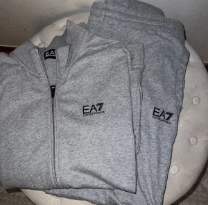 Armani sett till bästa pris - Helt nytt men det är i fel storlek då jag har s i det är L