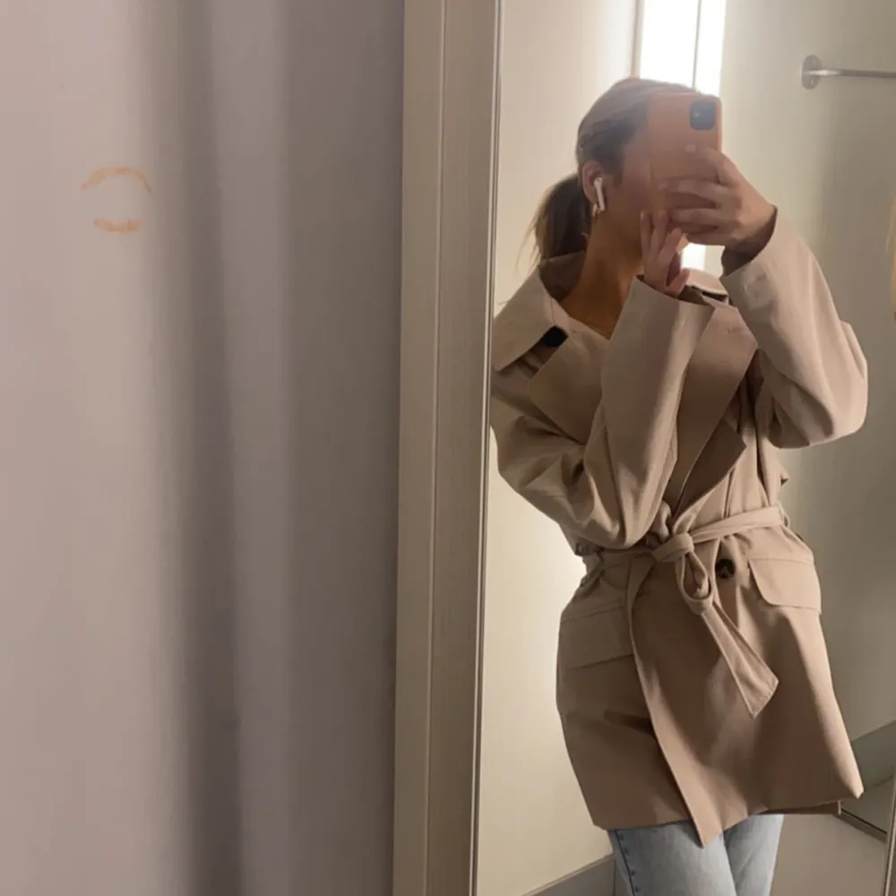 Intressekoll på denna superfina kortare trenchcoat från hm, nypris 699. Takit.