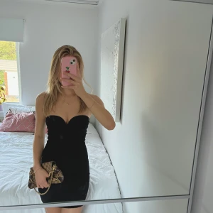 Svart sweatheart mini klänning  - Svart miniklänning❤️‍🔥Aldrig fått användning för den. Den har silikon upptill för att hålla klänning uppe. 