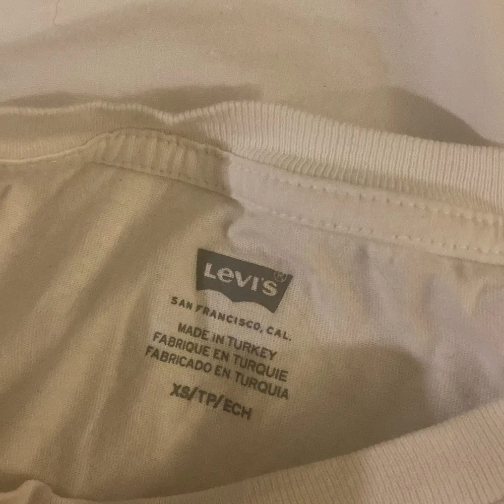 Helt ny Levi’s t-shirt aldrig kommit till användning därför säljer jag för rensar min garderob!❤️. T-shirts.