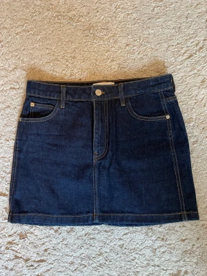 Jeanskjol  - Från Mango, jättebra skick och kvalite 