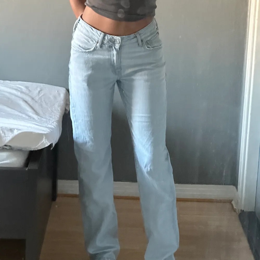 Snygga ljusblå jeans i lågmidjad/mid waist och straight modell. Passar bra i längden på mig som är 168🌸. Jeans & Byxor.