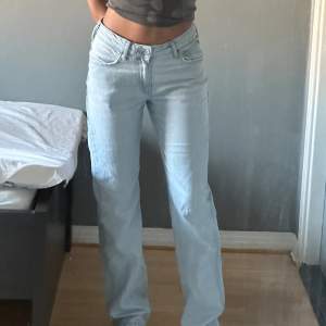 Snygga ljusblå jeans i lågmidjad/mid waist och straight modell. Passar bra i längden på mig som är 168🌸