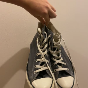 Marinblå converse  - Marinblå converse! Storlek 38 lite defekter fram därav det billiga priset. 200kr plus frakt