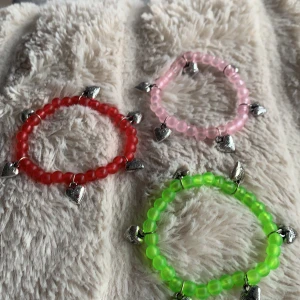 Hjärt armband  - Säljer tre hjärt armband, 15kr st 