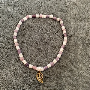 Fint handgjort halsband - Perfekt skick. Måttet för hela halsbandet är ca 32 cm.
