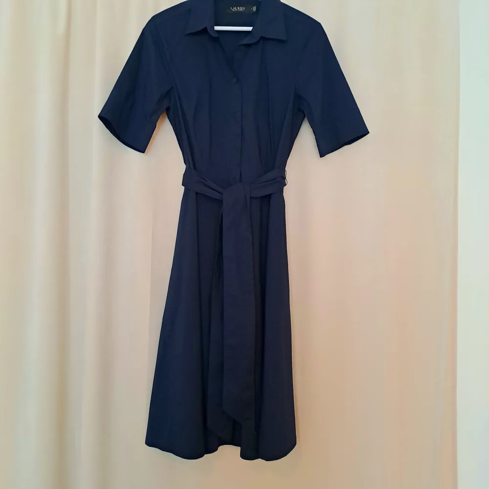 Ralph Lauren klänning i strl 6 (38)  Använd och tvättad endast en gång. Inga skavanker, som ny. Mörkblå färg. Går nedanför knäna precis på mig som är 165 cm.   Orginalpris: 2595 kr. . Klänningar.