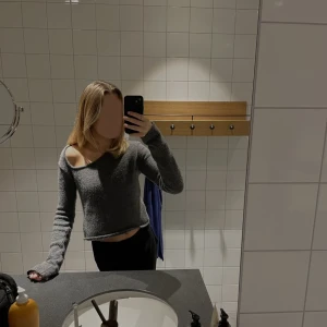 LeGer stickad tröja - Superfin stickad tröja med snedskuren hals🤍 Använt skick, lite nopprig men inget man tänker på så mycket. Nypris: 569kr