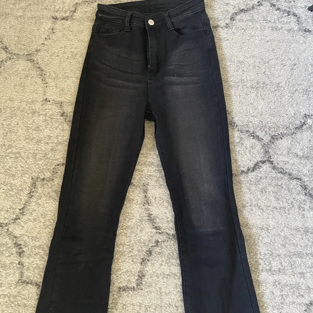 Svarta jeans/jeggings i storlek XS. Aldrig använda. . Jeans & Byxor.