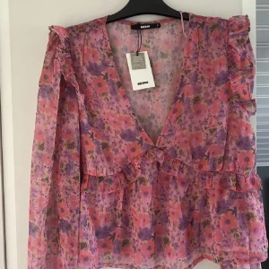 Blommig Blus Bikbok - Säljer denna otroligt eftertraktade & populära blusen från bikbok med prislappen kvar. Storlek M men passar absolut en xs/ s då jag själv har det. Orginal pris är 349kr. Hör av er vid frågor eller tryck gärna på köp nu 💞💞