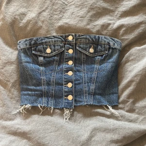 Jeans topp  - Super snygg jeans topp från Zara! Använd fåtal gånger och är i super bra skick och sitter som en smäck på en! 