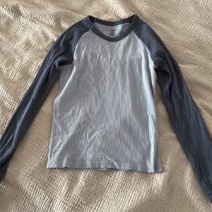 långärmad tröja från brandy melville i bra skick! använd ett par gånger, men inget som märks🌟  säljer pga inte min stil längre🪽