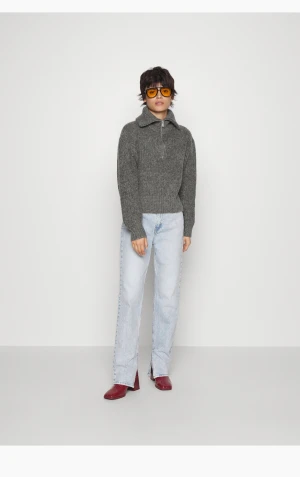 Stickad tröja  - Grå stickad tröja från Gina, säljer pga kommer inte till användning💕 ursprungsspris 399, säljer för 200