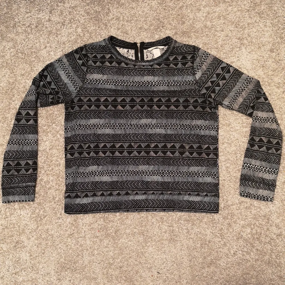 Jättefin tröja men ett snyggt mönster och dragkedja baktill. Har används mycket men är i bra skick. I storlek XS från H&m. . Neuletakit & Villapaidat.