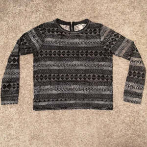Mönstrad tröja - Jättefin tröja men ett snyggt mönster och dragkedja baktill. Har används mycket men är i bra skick. I storlek XS från H&m. 